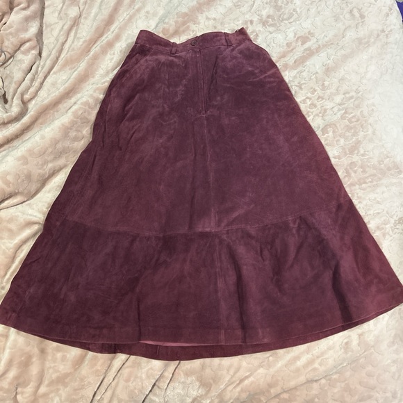 Suede pigskin outshell and 50 Acetate/50 Nylon lining - Picture 1 of 4